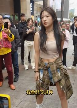 深圳流浪三和女大神网红基地,在东门老街众人围观拍摄直播女大神镜头