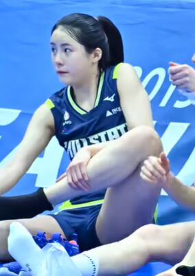 女排李多英、杨孝珍赛后做伸展恢复