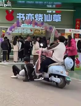 �̵�⧲������ĸ�Ц˲�䣬��һ��Цһ��