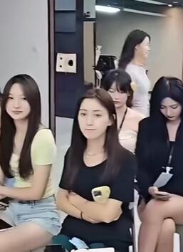 集梦张开朗开会打女主播手板和屁股