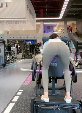 健身房性感紧身瑜伽裤美女健身直播