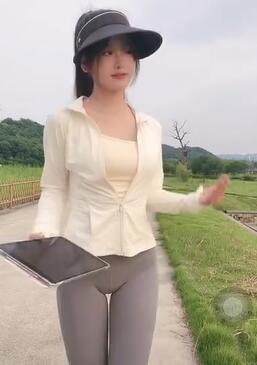 瑜伽裤路边跳舞