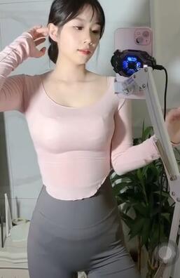 灰色瑜伽紧身裤美女主播