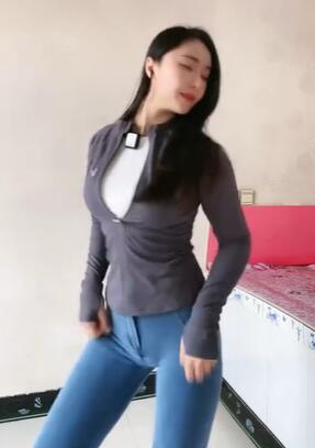 小丸子性感紧身牛仔裤美女直播跳舞