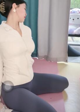 丰满瑜伽裤美女直播