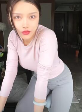 瑜伽裤骑车女主播