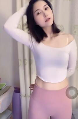 粉色瑜伽裤少妇玩直播