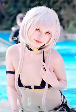 姐姐们在水上乐园玩cospaly