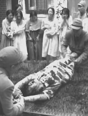 韩国大尺度电影《军舰岛》,男人被迫挖煤,女人则更加生不如死