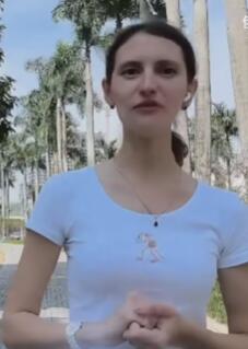 外国女孩漫步在深圳的南山区