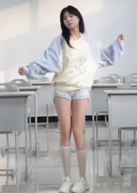 下课后偷偷在教室跳个舞