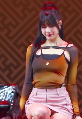 韩国女衣丰满的吴夏荣短裙直拍 肉肉荣蹦蹦跳跳