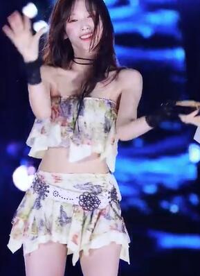 Arin小姐姐短裙跳舞-Dolphin