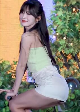 Arin小姐姐白色短裙Dun Dun Dance