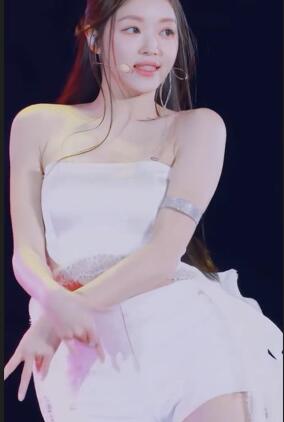 yooa 小姐姐白色短裤跳舞慢放004