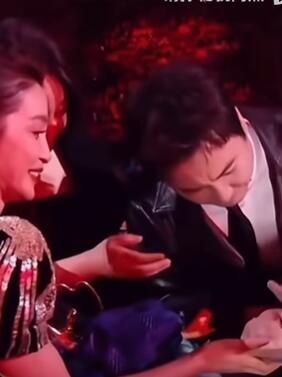 闫妮不会加好友,李冰冰不会调加好友的码,沈腾用前置摄像头扫码