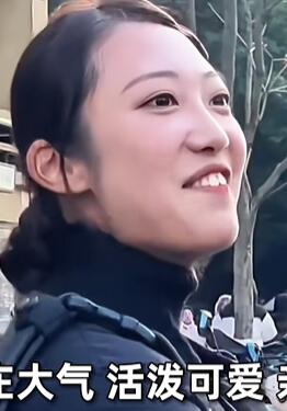 兔子警官下班引路人围观拍照