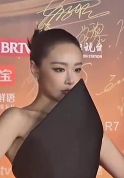 一开始不知道范丞丞微博之夜笑什么 直到看见高叶钢笔头子的礼服