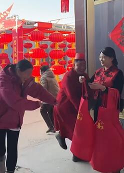 36岁喜公公自编自导蹦跶礼喜婆婆35岁儿子19岁