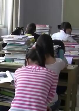 拍摄于2010年 那时候学生们都留着统一的发型