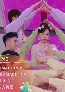 虞书欣超甜首秀舞台《在干嘛呀》