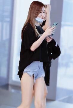 好看的大长腿美女,我们养不起的穿搭