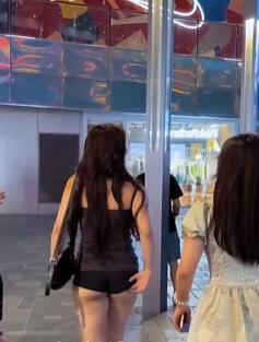 欣赏下翘臀小姐姐,你我穿不起的潮鞋