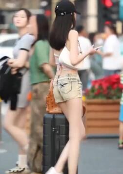 超短裤露脐装小姐姐,我们养不起的穿搭