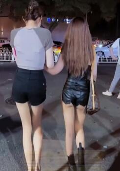 盘点酒吧门口翘臀姐妹花,那些我们穿不起的穿搭