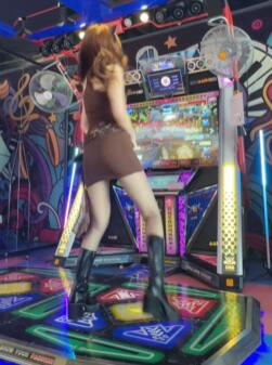 小豹子,黑丝靴子大波浪,翻跳dundun舞蹈