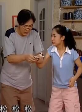 小雪持剪怒追同学;小人老尚上线