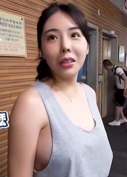 湾湾美女网红小姐姐户外真空