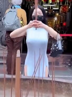 湾湾美女网红小姐姐真空无内不戴胸罩参拜寺庙
