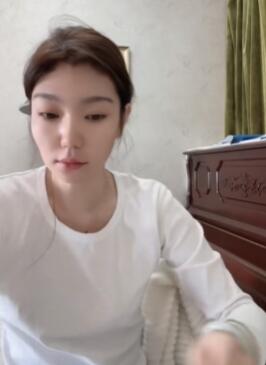 主播居家不喜欢戴口罩