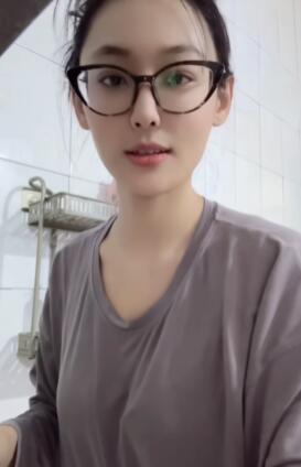 戴眼镜少妇直播