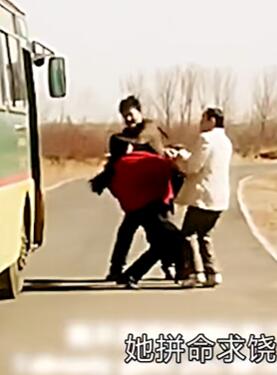 女司机被侵犯全车人冷眼旁观,她开车坠崖实施报复