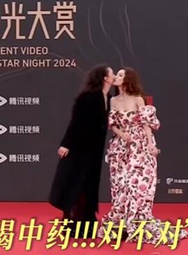 宋佳钟楚曦在红毯亲上了