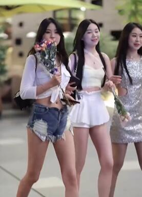 盘点街拍小姐姐美女,都在穿什么穿搭