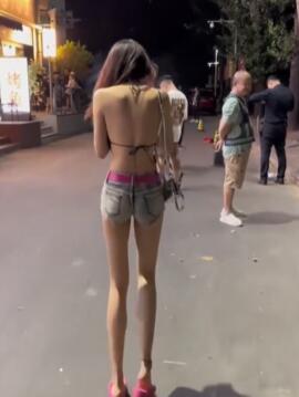 火辣性感小美女,都在穿什么潮鞋