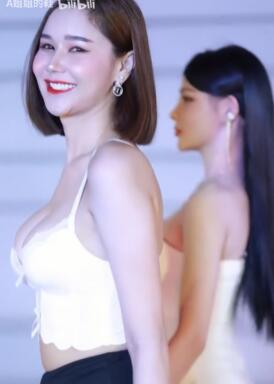 盘点女神小姐姐,我们穿不起的穿搭