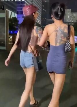 街拍太古里小姐妹,我们养不起的穿搭