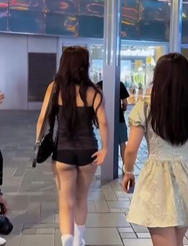 欣赏下翘臀小姐姐,你我穿不起的潮鞋