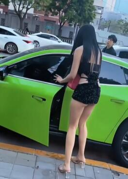 盘点街拍酒吧女神,那些我们穿不起的穿搭