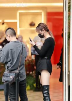 欣赏下破烂裤大长腿美女,你我养不起的穿搭