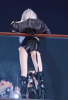 天桥上的小姐姐,都在穿什么穿搭