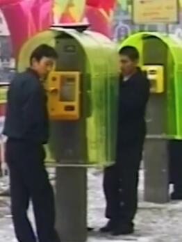 九十年代,公用电话随处可见