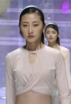 內衣走秀 /一生行善积德,刷到这个视频也是理所应当的