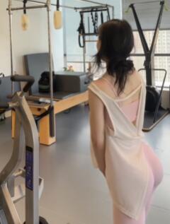 装作无意间撞到男人的怀里,她太会了