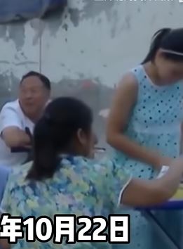 女儿和爸爸生下了弟弟妹妹 又联合爸爸赶走亲妈