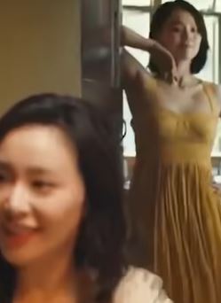 姐夫见小姨子衣着清凉,强行将小姨子按在地上